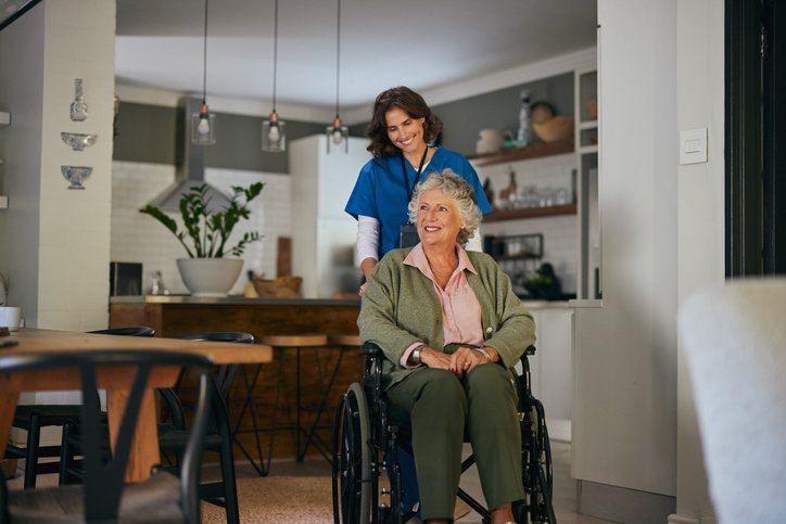 Elderly woman receiving in-home care with guidance from an elder care advisor